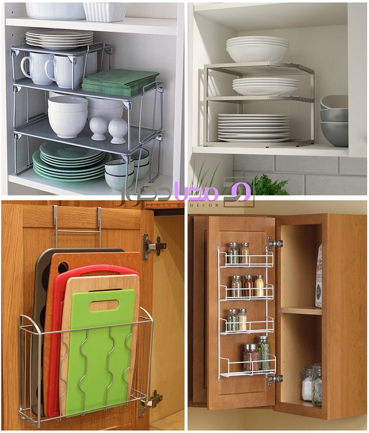 چیدمان اصولی داخل کابینت آشپزخانه کوچک که از استند طبقاتی، نگهدارنده مجله و جا ادویه پشت دری در آن استفاده شده است